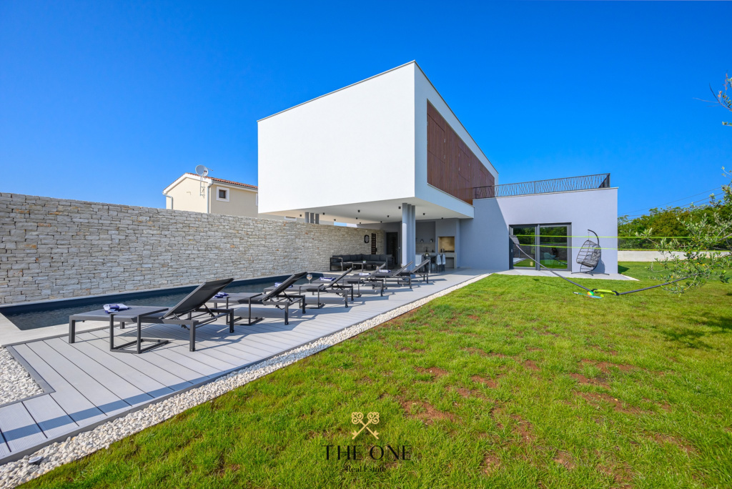 Modern newly built villa with a pool offers 4 bedrooms, 4 bathrooms, private parking space.