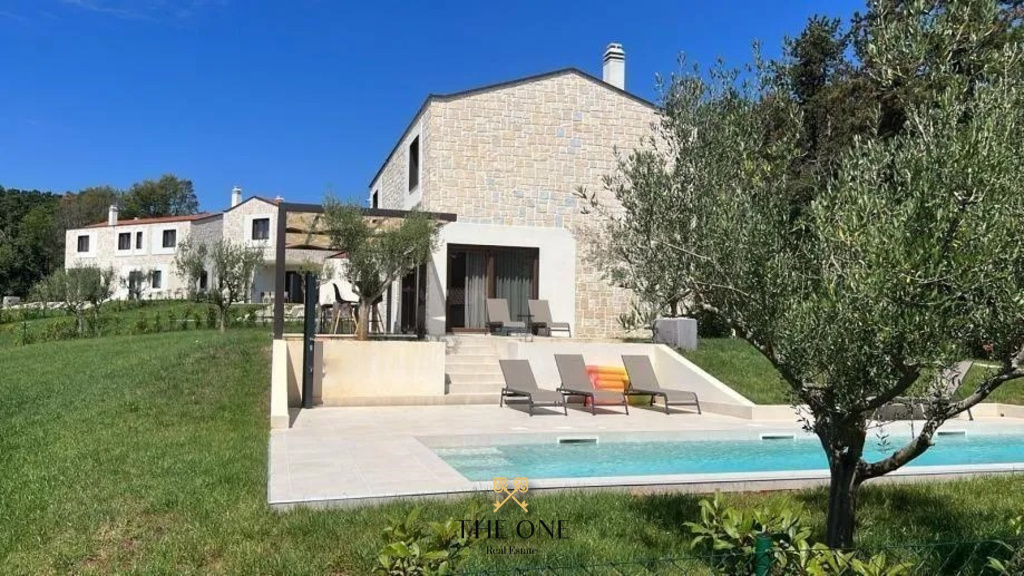 Stone house near Poreč offers 4 bedrooms, 4 bathrooms, heated swimming pool, private parking space.