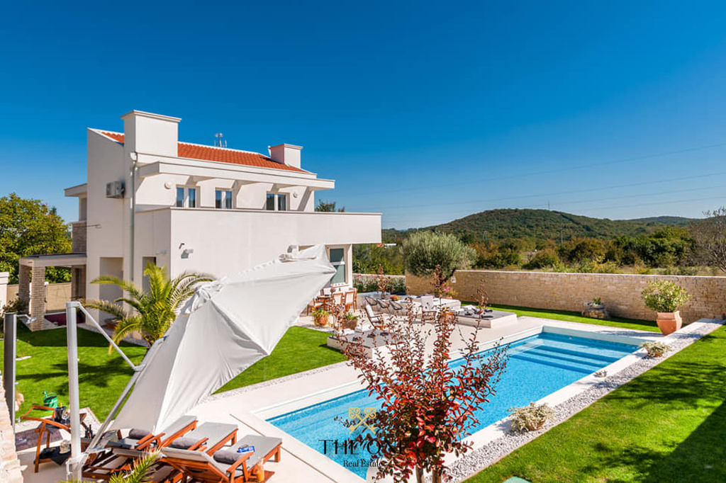 Beautiful villa with a pool offers 3 bedrooms, 4 bathrooms, wellness, sauna, private parking space.