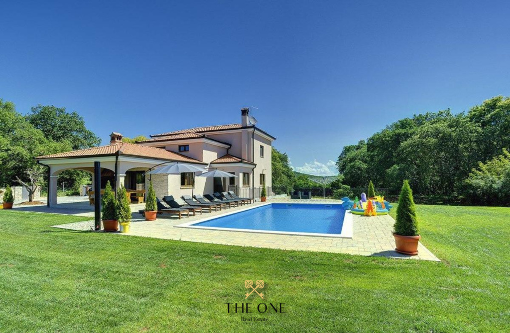 House with a pool near Rovinj offers 4 bedrooms, 5 bathrooms, private parking.
